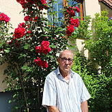 "Santana" heißt die tiefrote Kletterrose an der Hauswand.