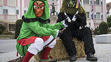 Die Villinger Hexen und die Urviecher aus Bad Dürrheim sind auf dem Etikett des Fürstenberg-Bieres für die Fastnachtssaison 2019 abgebildet.