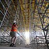 Ein gigantischer Aufbau an Traggerüsten: Bauleiterin Silke Holzer macht sich ein Bild von der großen Turnhalle im gegenwärtigen Zustand.