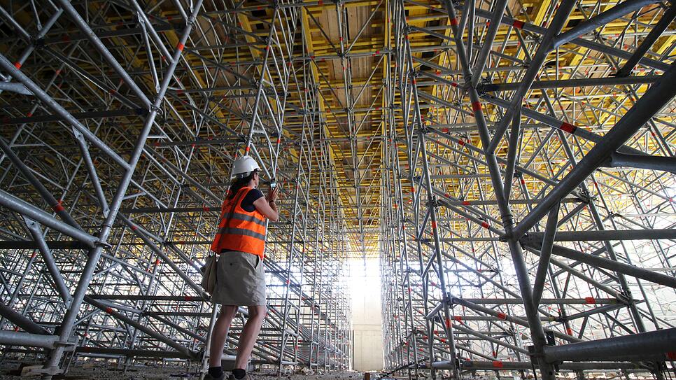 Ein gigantischer Aufbau an Traggerüsten: Bauleiterin Silke Holzer macht sich ein Bild von der großen Turnhalle im gegenwärtigen Zustand.