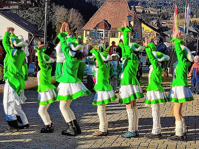Die Todtmooser Tanzgarde zeigte ihr Können beim Narrenbaumstellen.