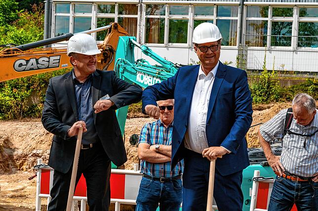 Ein Spaß für die ganze Familie: Bei der Erweiterung der Kita der Hochschule für Polizei in Schwenningen greifen Hochschul-Präsident ...