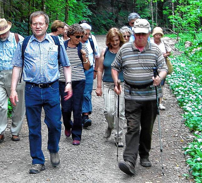 Geführte Wanderung mit Reinhard Valenta (vorne links) am Wehratal-Erlebnispfad 2007. Bild: Stadtarchiv Wehr
