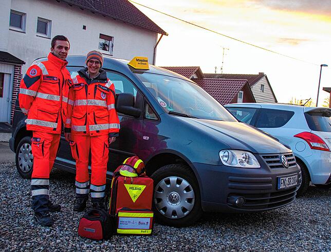 Steven Grote und Dorothea Böhm geben einen Teil ihrer Freizeit, um anderen Menschen zu helfen und Leben zu retten.