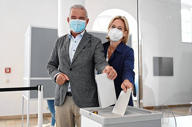 Thomas Strobl, Landesvorsitzender der CDU Baden-Württemberg, gibt im Wahllokal in den Städtischen Museen in Heilbronn zusammen mit ...