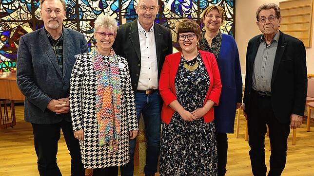 Nun ist der Wechsel beim Haus am Hohentwiel auch offiziel vollzogen. Im Bild (von links) Torsten Kalb (Stadt Singen), Claudia Laucht ...