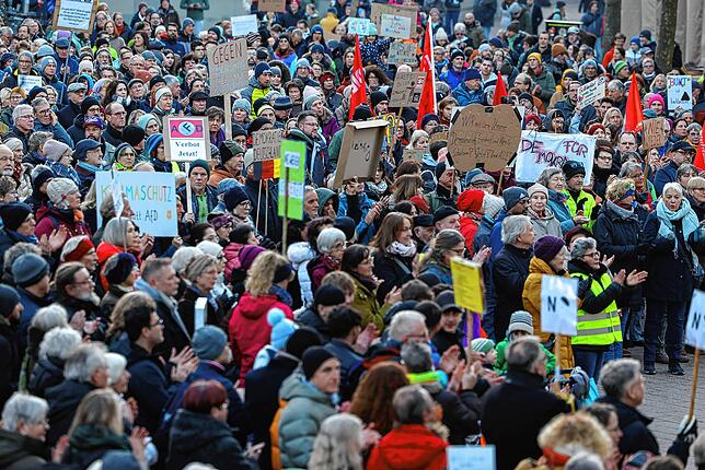 Bild 11: &bdquo;Deutschland ist bunt&ldquo;: Bilder von der Demonstration gegen rechts in Radolfzell
