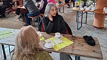 Probesitzen dort, wo ab Sommer das Bistro Gäste willkommen heißen wird: Beim Tag der offenen Baustelle machten sich viele Heiligenberger ...