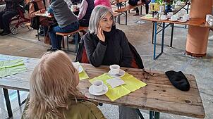 Probesitzen dort, wo ab Sommer das Bistro Gäste willkommen heißen wird: Beim Tag der offenen Baustelle machten sich viele Heiligenberger ...