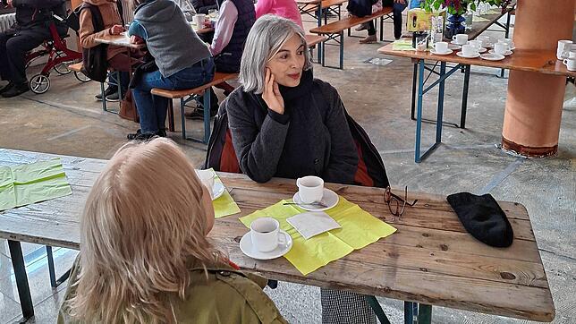 Probesitzen dort, wo ab Sommer das Bistro Gäste willkommen heißen wird: Beim Tag der offenen Baustelle machten sich viele Heiligenberger ...