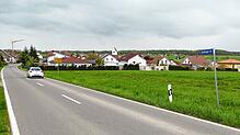 Auf der Bichtlinger Straße im Sauldorfer Ortsteil Wasser entsteht für die Zufahrt zum Neubaugebiet eine Linksabbiegerspur. Bild: ...