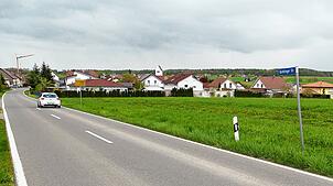 Auf der Bichtlinger Straße im Sauldorfer Ortsteil Wasser entsteht für die Zufahrt zum Neubaugebiet eine Linksabbiegerspur. Bild: ...