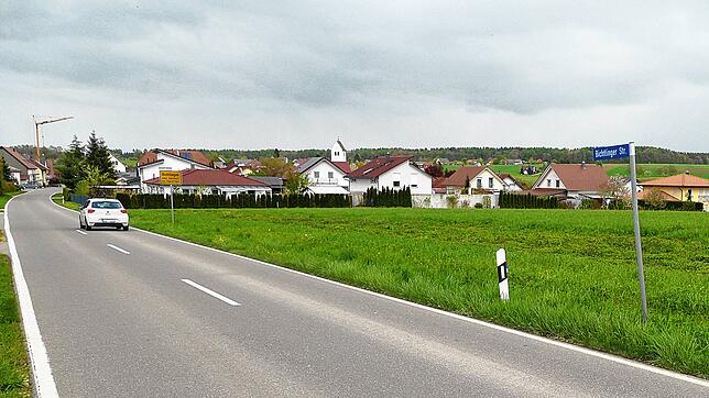 Auf der Bichtlinger Straße im Sauldorfer Ortsteil Wasser entsteht für die Zufahrt zum Neubaugebiet eine Linksabbiegerspur. Bild: ...