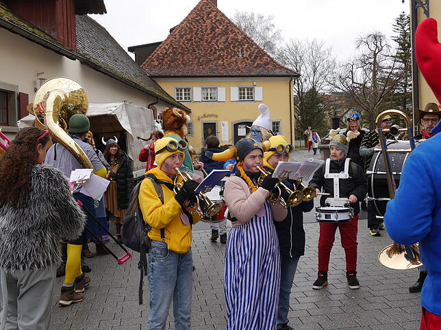 Bild 1: Bilder vom Schmotzigen in Hilzingen: Fasnacht 2025 mit buntem Treiben!