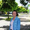 Ingrid Skudinski am Wiener Platz: Seit eine der Zufahrten zu der kleinen Fußgängerzone mit Findlingen versperrt ist (rechts im Bild), ...
