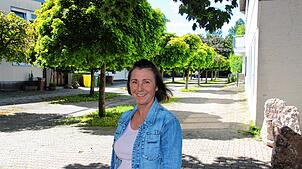 Ingrid Skudinski am Wiener Platz: Seit eine der Zufahrten zu der kleinen Fußgängerzone mit Findlingen versperrt ist (rechts im Bild), ...
