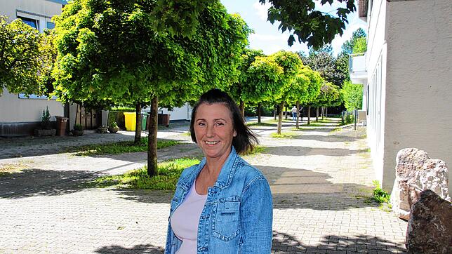 Ingrid Skudinski am Wiener Platz: Seit eine der Zufahrten zu der kleinen Fußgängerzone mit Findlingen versperrt ist (rechts im Bild), ...