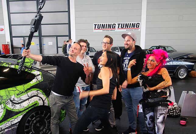 Bild 2: Jede Menge Chrom, Lack und schöne Frauen: Die Tuning World Bodensee hat viel für Auge und Ohr zu bieten