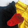 Socken, T-Shirt, Jeans: Kleidung abgestimmt auf die deutschen Nationalfarben Schwarz-Rot-Gold.