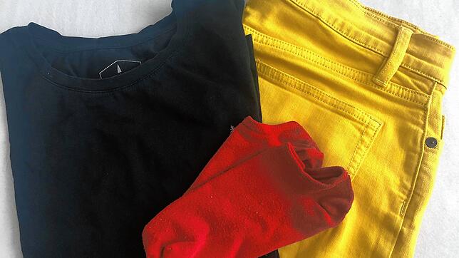 Socken, T-Shirt, Jeans: Kleidung abgestimmt auf die deutschen Nationalfarben Schwarz-Rot-Gold.