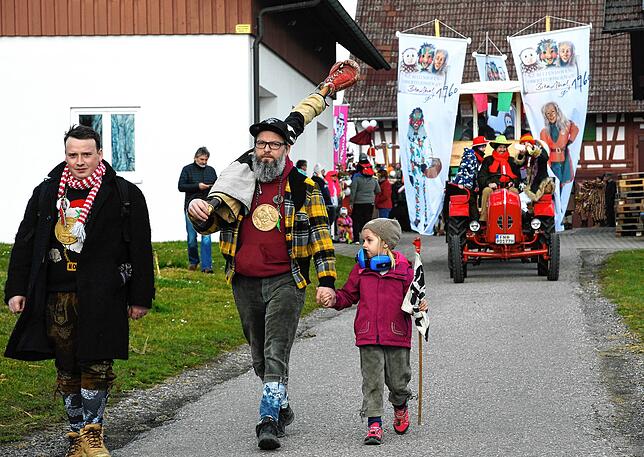 Abmarsch im Falkenweg: Der Bitzenhofer Wagenumzug 2022 setzt sich in Bewegung.