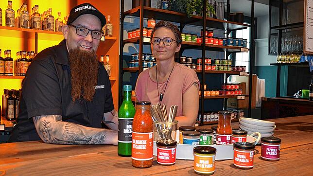 Simon und Katja Metzler im Bürgerbräu. In der sechsten Woche gibt es nun ihren Laden. Angepasst haben sie auch die Küchenzeiten des ...