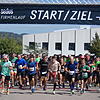 Läufer starten beim Sedus Run 2023 zum Zehn-Kilometer-Hauptlauf. Start und Ziel befinden sich auf dem Firmengelände.