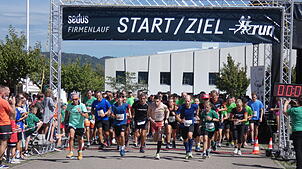 Läufer starten beim Sedus Run 2023 zum Zehn-Kilometer-Hauptlauf. Start und Ziel befinden sich auf dem Firmengelände.