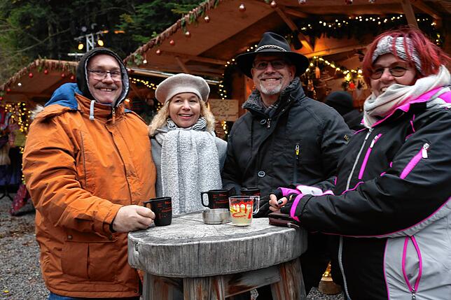In der Ravennaschlucht lassen es sich die Besucher gut gehen.