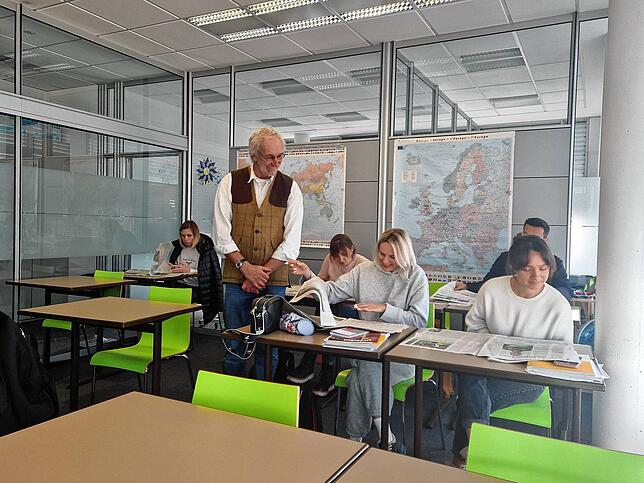 Werner Groffmann beim Unterrichten der Schüler.