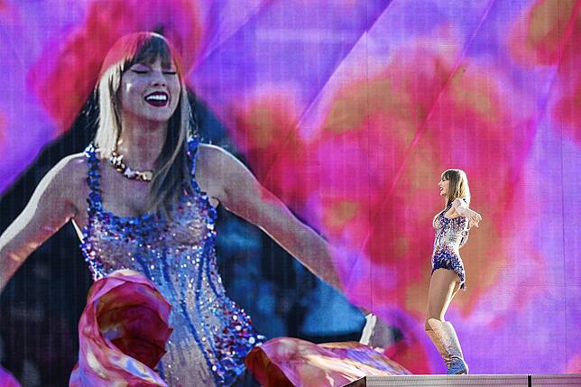 Die US-amerikanische Singer-Songwriterin Taylor Swift tritt während ihres Konzerts im Rahmen ihrer “Eras Tour„ im Letzigrund-Stadion auf.