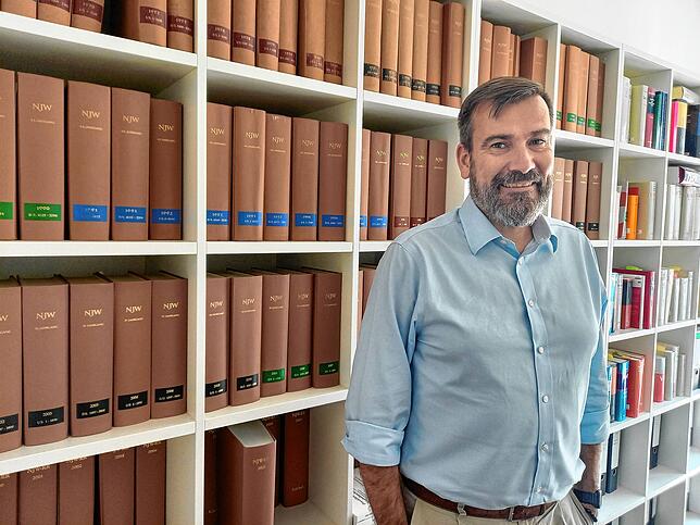 Marc Ellerbrock in seiner Kanzlei in Markdorf (Archivbild).