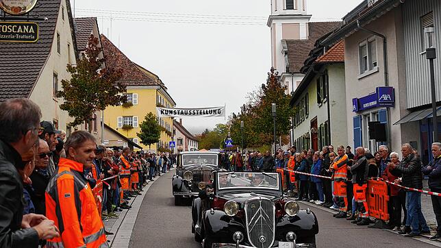 Bei der Hilzinger Kirchweih ist regelmäßig die ganze Gemeinde auf den Beinen. Hoch in der Publikumsgunst stand der Oldtimer-Korso.