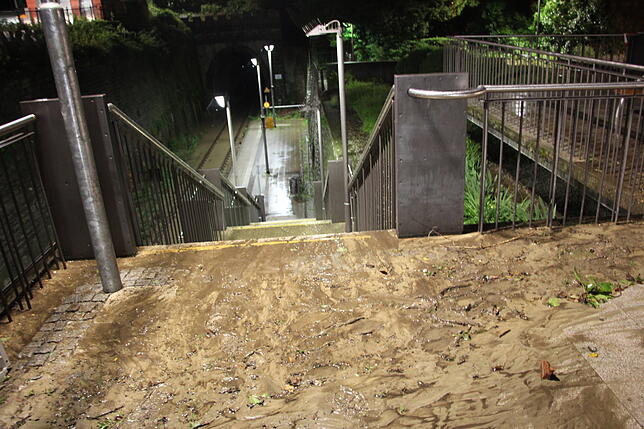 Schlammmassen fließen die Treppen zum Bahnsteig hinab.