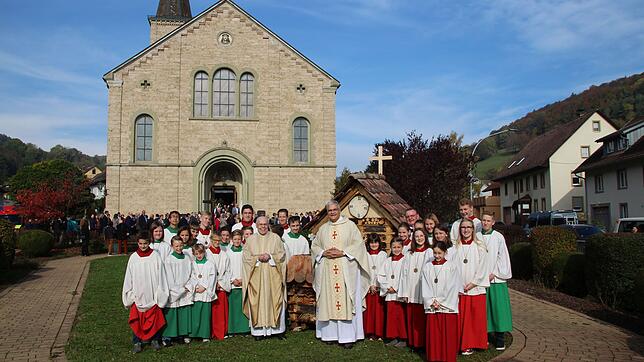 Pfarrer Hans-Jürgen Allgaier (vorn, links) mit dem Leiter der Seelsorgeeinheit Eggingen-Stühlingen Heilig Kreuz, Pfarrer Karl-Michael ...