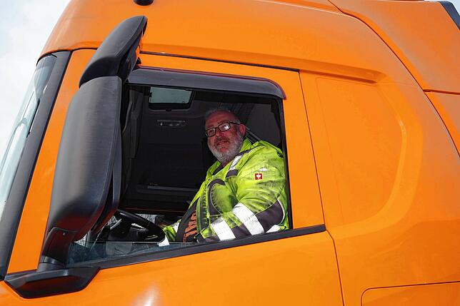 LKW-Fahrer Udo Brauer aus Krefeld konnte der lange Stau nicht aus der Ruhe bringen. „Brummi-Fahrer sind einiges gewohnt.“