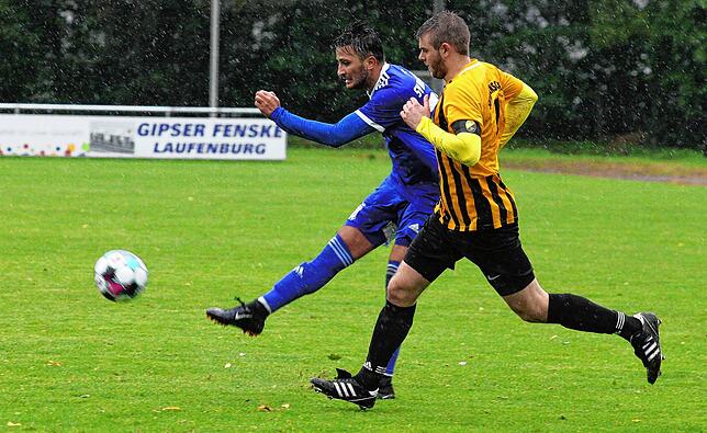 Bild 8: Favorit SV BW Murg siegt im Dauerregen gegen den SV Nöggenschwiel mit 3:1 &ndash; und wir haben die Bilder!