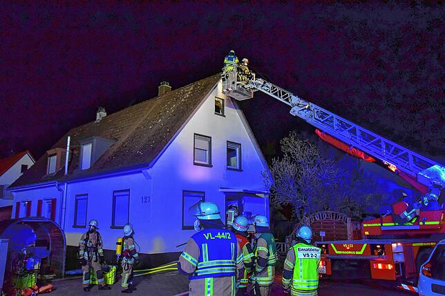 Die Feuerwehr im Einsatz beim Brand in der Villinger Herdstraße.