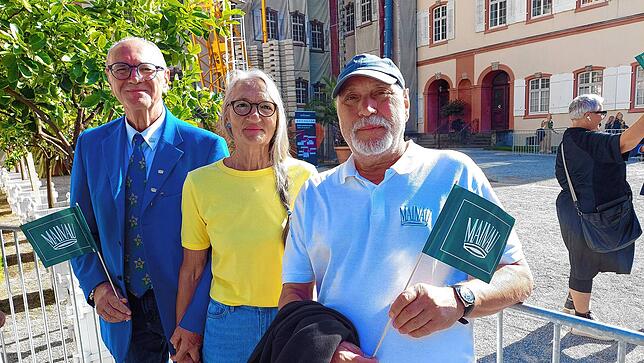 Der ehemalige Mainau-Mitarbeiter Elmar Körner, seine Frau Barbara Wolter (ebenfalls langjährige Mitarbeiterin) und dessen Bruder ...