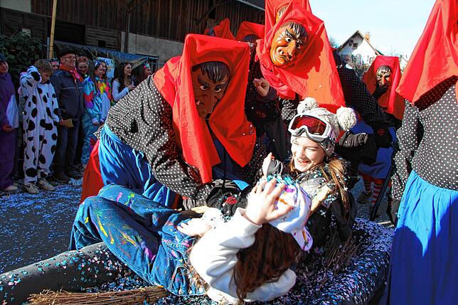 Bild 10: Kleggau-Narrentreffen: Tausende Narren begeistert vom Umzug - Bilder