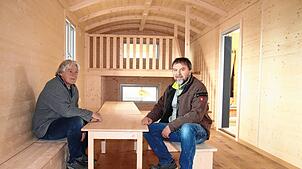 Ein Blick ins Innere eines Wagens für einen Waldkindergarten. Links der frühere Inhaber des Unternehmens, Markus Regele, rechts sein ...