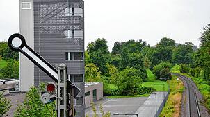 Nordwestlich des Feuerwehrgeländes soll ein Retentionsbecken gebaut werden, dessen Zulauf die Bahnlinie unterqueren muss.