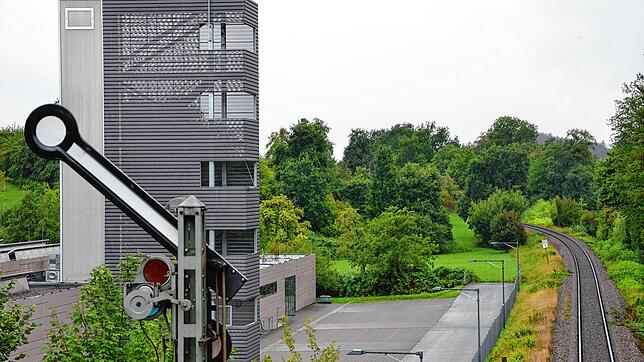 Nordwestlich des Feuerwehrgeländes soll ein Retentionsbecken gebaut werden, dessen Zulauf die Bahnlinie unterqueren muss.