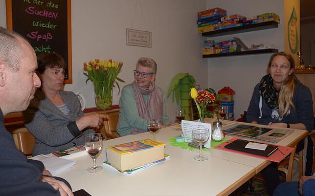 Stephan Friess, Waltraud Zeller-Fleck, Gaby Mönch und Katja Dannecker unterhalten sich am Nachbartisch auf Englisch.