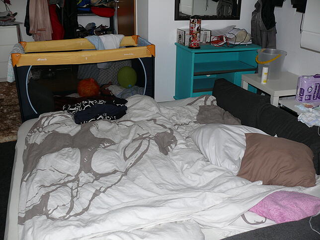 Auf engen Raum ausgewichen: Die Familie schläft inzwischen im Wohnzimmer, wo auch das Kinderbett steht.