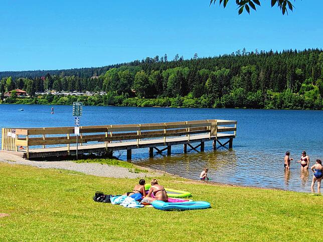 Dass die Stege am Kirnbergsee gesperrt sind, hat nichts mit Corona zu tun, sondern mit einem aktuell ergangenen Gerichtsurteil.