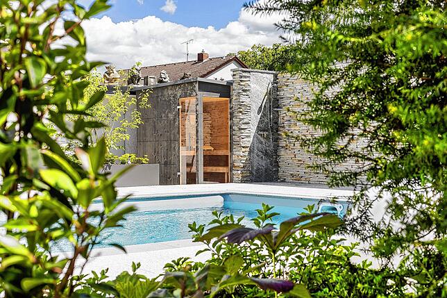 Wellness vor der Balkontür: In diesen Garten in Überlingen wurde auch eine Sauna mit Natursteinen eingebaut. Für Abkühlung sorgt der Pool.