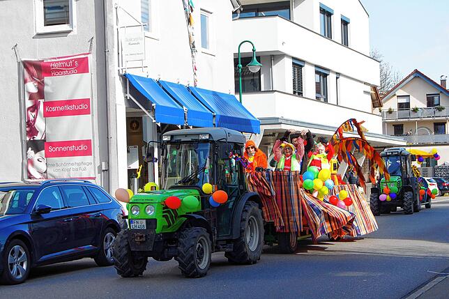 Die erste Ladung Narren, das &bdquo;rollende Faß der Bure&ldquo; fuhr pünktlich um 12. 50 Uhr in den Hof.