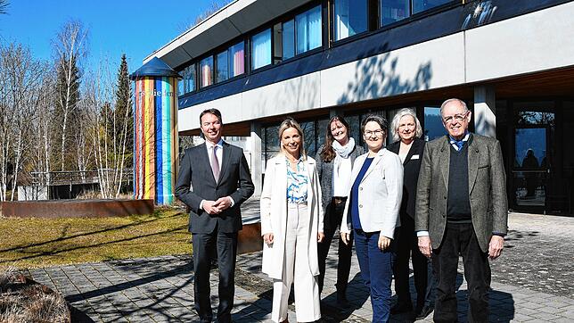 Das Hegau-Jugendwerk wird 50 Jahre alt. Darüber freuen sich (von links): Bernd Sieber, Barbara Martetschläger, Tanja Kranz, Corina ...