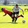 Beim 2:2 zwischen SV Aasen (Jeremias Fischerkeller, rechts) und TuS Bonndorf (Lukas Weishaar) gelingt keiner Mannschaf der entscheidende ...